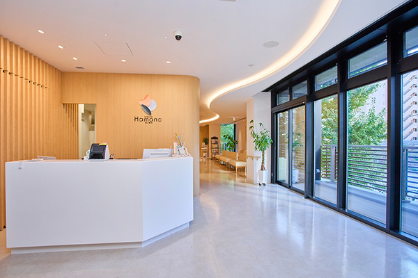 上町はまのクリニック 頼れるスタッフが在籍し、笑顔で患者を出迎える　