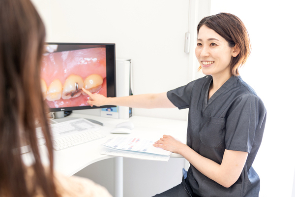 六本松MI歯科 治療について、モニターを使用し詳しく説明してくれる