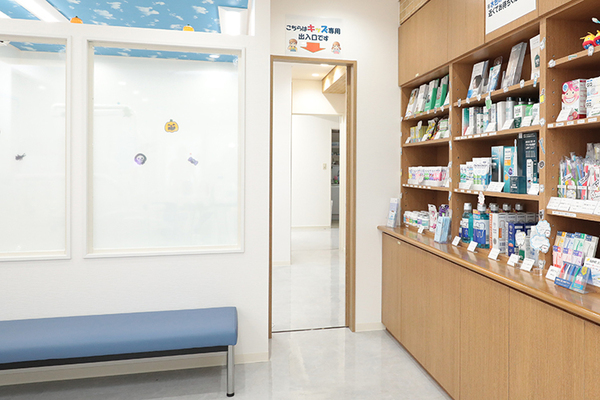 小松歯科医院 楽しめるキッズ専用ユニット空間に加え、ケア用品紹介コーナーも