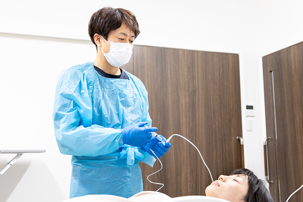 なかむら内視鏡・内科クリニック 全身の状態を確認しながら鎮静剤を投与する様子