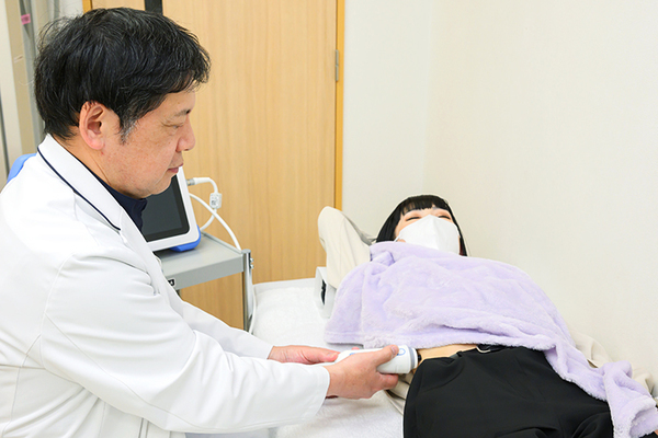 丸山内科クリニック 高性能な超音波画像診断装置を導入し、検査を行う
