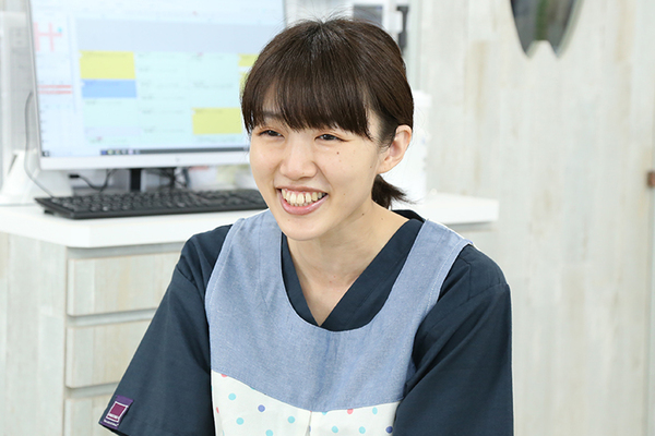 さちこども歯科 歯科衛生士の西島さん。一般歯科での経験を生かした助言も行う