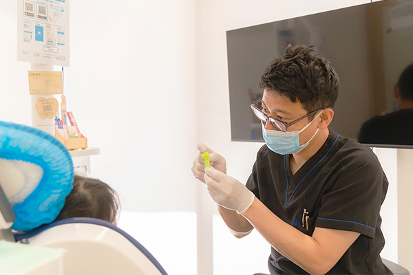 U Dental Clinic 牛田 口腔筋機能療法では専門の装具なども活用する