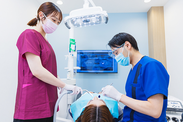 りひと歯科クリニック チームで連携し、質の高い治療を提供している