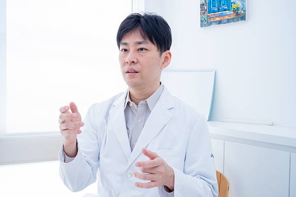 きくな湯田眼科 黄斑上膜や緑内障との同時手術も可能と話す健太郎院長