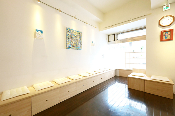 AMAKATA CLINIC 医師とスタッフが密に連携を行い、幅広い診療に対応している