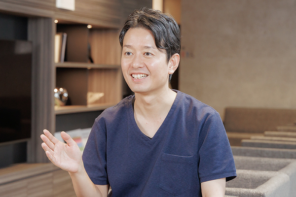医療法人龍眼科 穏やかな雰囲気の寒竹副院長。院内での執刀も担当する