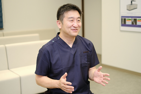 伊奈整形外科・せぼねクリニック 「神経ブロック注射は痛み改善への有用な手段」と話す院長