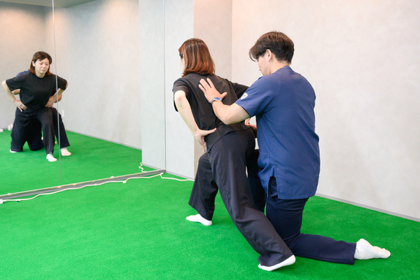 東京城南整形外科 動かせる可動域をチェックしながらリハビリを行っていく