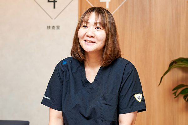 東京城南整形外科 骨粗しょう症の検査について説明する中村さん