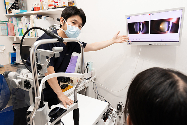 荒本眼科こじまクリニック 患者一人ひとりとじっくり話をして、不安の軽減に努めている