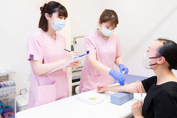 うえだ内科ファミリークリニック 看護師のスタッフたちは内科・小児科と幅広い領域を対応している