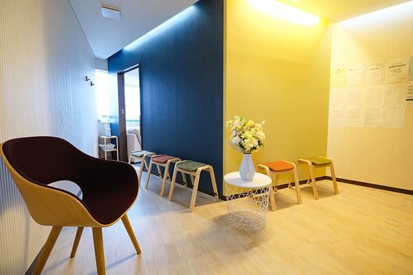 おおい在宅緩和ケアクリニック 患者や家族がゆったりと過ごせる、温かみのある待合室