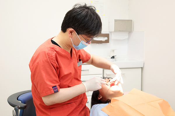 医療法人翠山会天六ほのぼの歯科 患者の不安に寄り添いながら丁寧な治療の説明を心がける