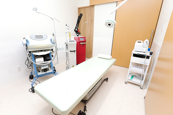 田口皮膚科医院 各種検査機器も導入し、適切な処置を行う