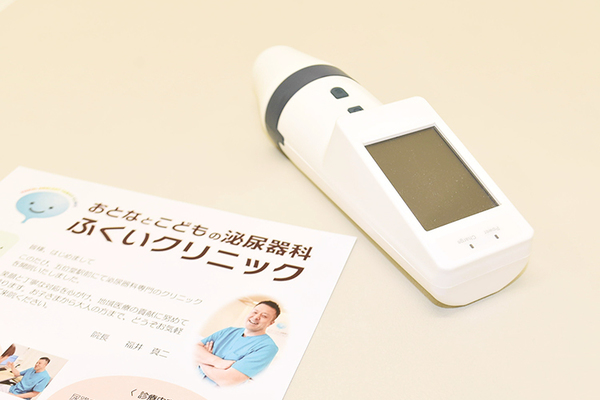 おとなとこどもの泌尿器科ふくいクリニック 下腹部をスキャンして残尿測定する機器で、痛みや不安少なく検査