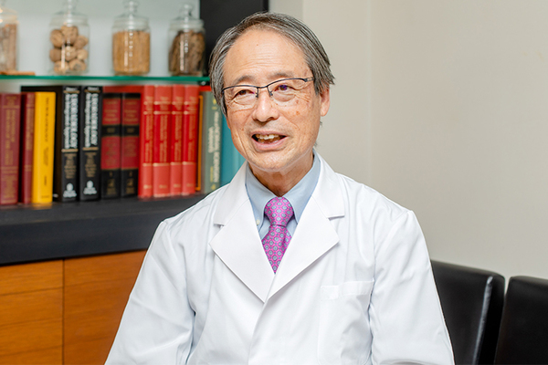 吉田内科クリニック 漢方薬のさらなる可能性について話す吉田院長