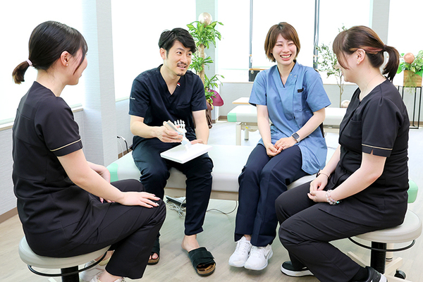 岩津整形外科クリニック スタッフが連携し、患者一人ひとりに適したリハビリプランを案内