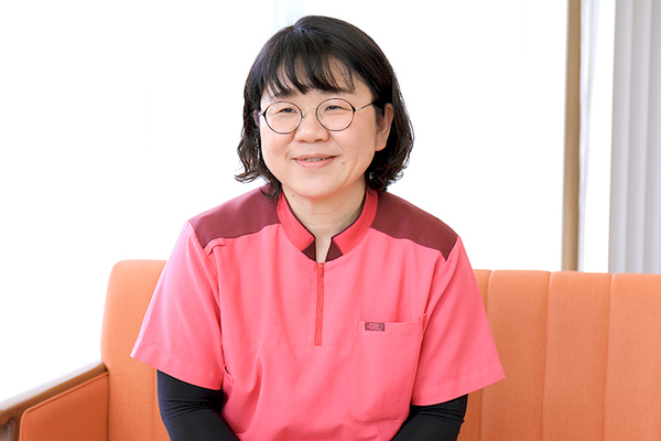 あさい歯科クリニック 骨や歯の成長には刺激が必要と話す寛子先生