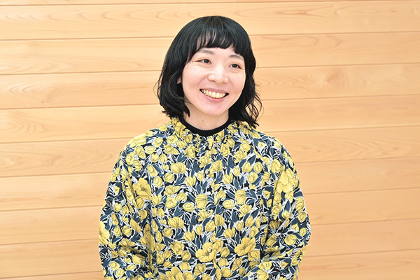 芦屋三戸岡クリニック 笑顔が印象的なボイストレーナーの有田亜希子さん