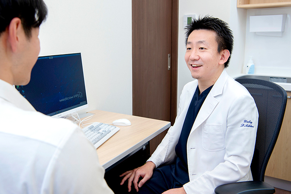 亀戸あしかりクリニック 大丈夫であることを確認しに来てほしいと話す芦苅院長
