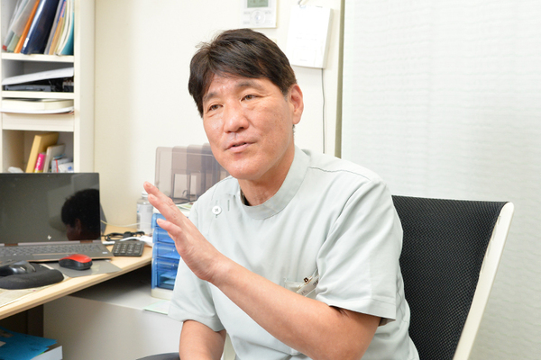 ルナペインクリニック 長年の痛みに悩み、治療を諦めた人の力になりたい、と話す