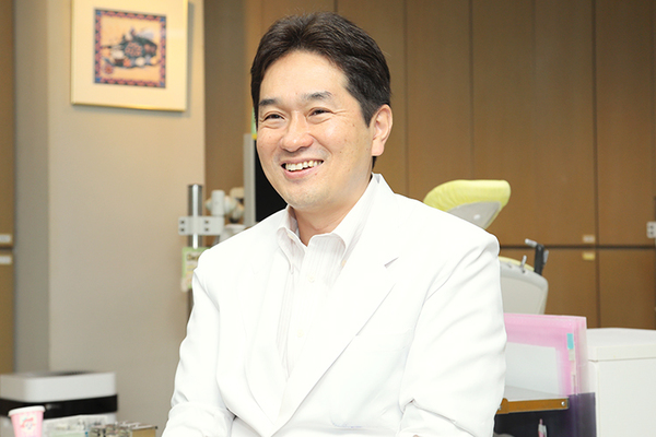 吉田矯正歯科クリニック 気軽に相談してほしいと優しい笑顔で語る