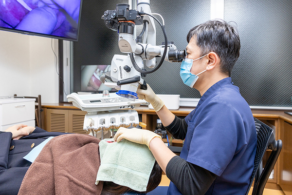 荒木歯科医院 マイクロスコープの活用について話す荒木院長