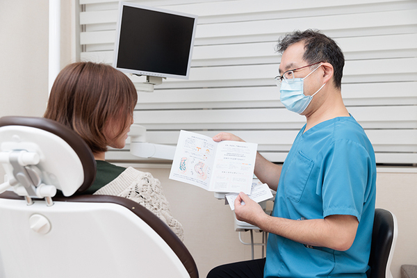 K’sデンタルクリニック 資料を使いながらわかりやすく説明をしてくれる