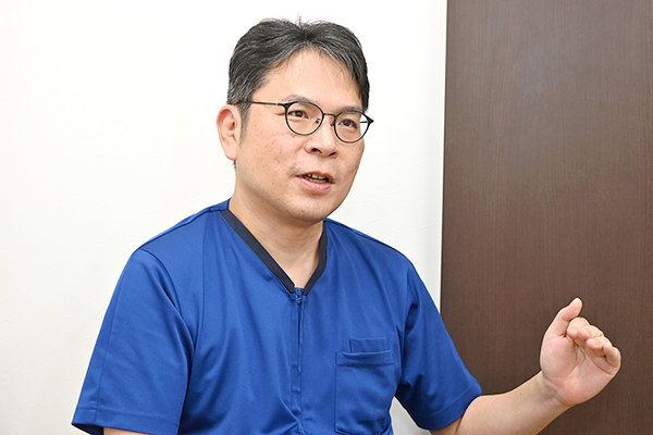 かすや整形外科・骨粗しょう症クリニック 「適切な治療を受けないことによるリスクもある」と話す院長