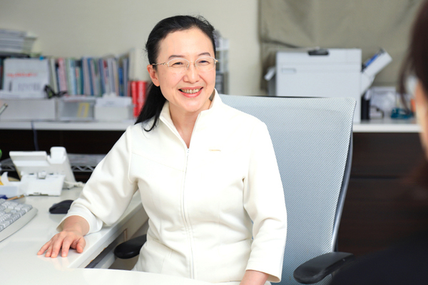 小石マタニティクリニック 心のこもった温かい医院でありたいと話す小石理事長