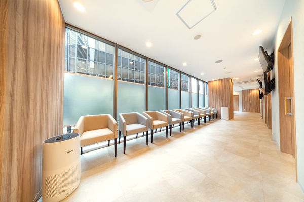 川崎駅前大腸と胃の消化器内視鏡・肛門外科クリニック 自然光が差し込む明るい待合室