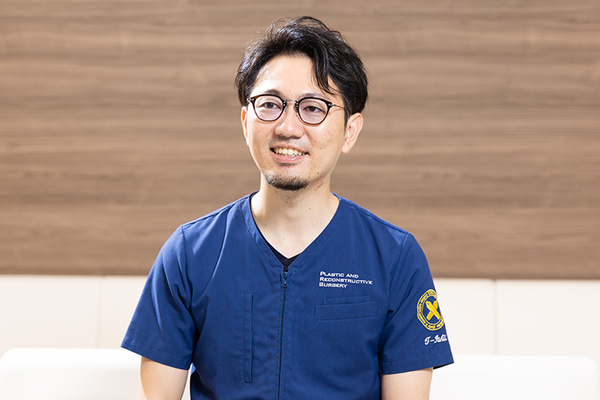 VERNO SKIN CLINIC 患者目線に立って診療したいと話す石井理事長
