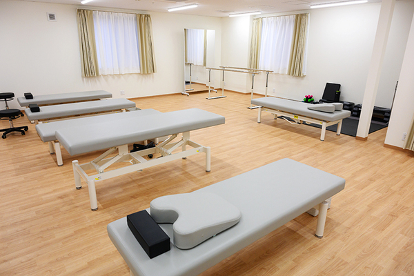 三枝整形外科　真砂クリニック 病床15床の入院施設と広いリハビリテーション室を設置