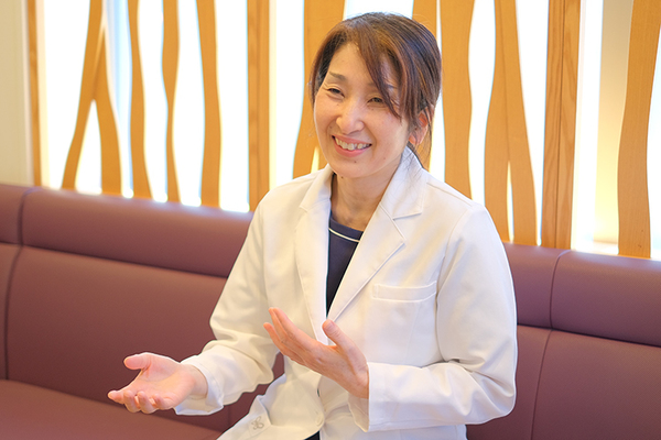 じゅん内科クリニック 気になることがあれば何でも相談してほしいと笑顔で話す加藤院長