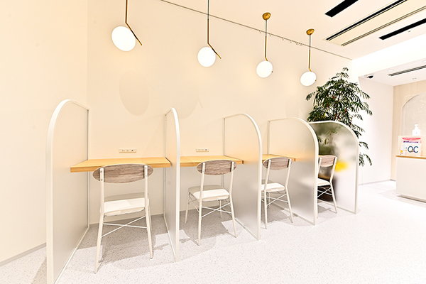 ルナレディースクリニック川崎駅前院 待合室には仕切りがある席も用意