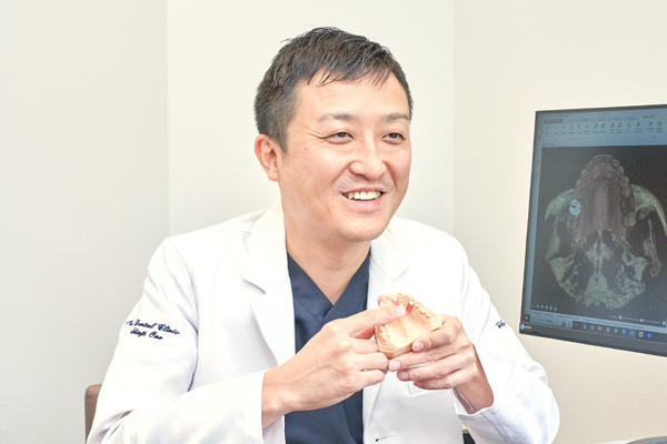 おの歯科医院 手術後の定期的なメンテナンスが、長持ちのポイントだと語る院長