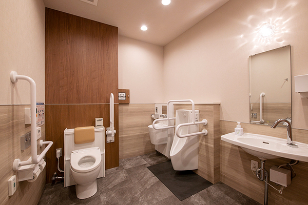 港南台かわかみ泌尿器科クリニック バリアフリー設計で、車いすでも安心