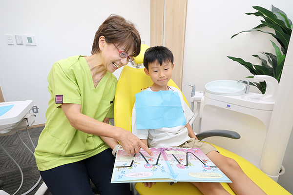 イノウエ矯正＆歯科 子どもも理解して治療を進められるよう、わかりやすく説明