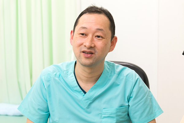 くわばら腎・泌尿器科クリニック 患者一人ひとりに対して時間をかけて丁寧に診察を行っている