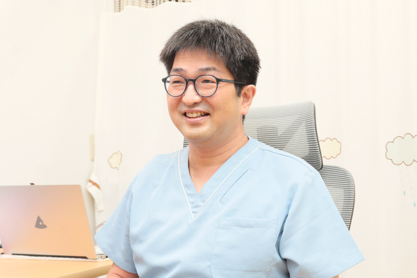 くまだキッズ・ファミリークリニック 「お困りの場合は、いつでも気軽にお越しください」と話す院長