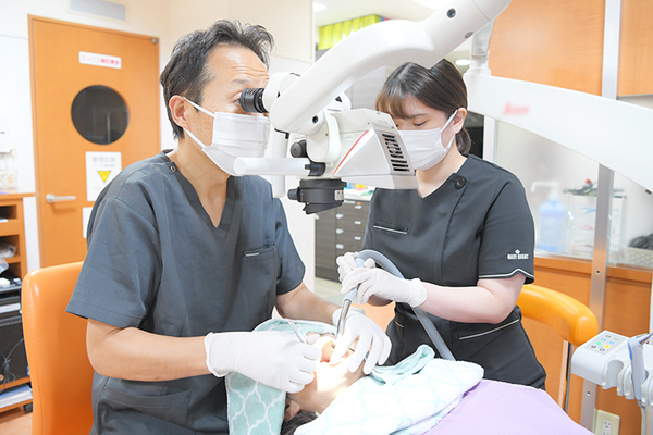 つかだ歯科医院 マイクロスコープを用いた治療の様子