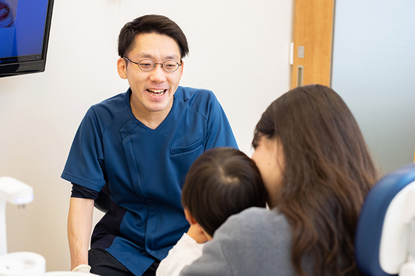 しまぞえ歯科 子どもに笑顔で接する島添院長