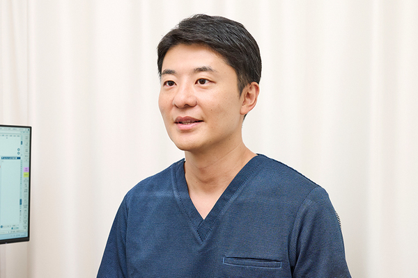 白金高輪やまと整形外科 「低身長について悩みがあれば気軽に相談してほしい」と話す院長