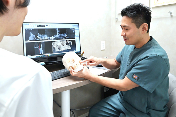 ほりた歯科・口腔外科 インプラントクリニック 歯科用CTを用いて患者の状態を診断し、難しいケースにも対応