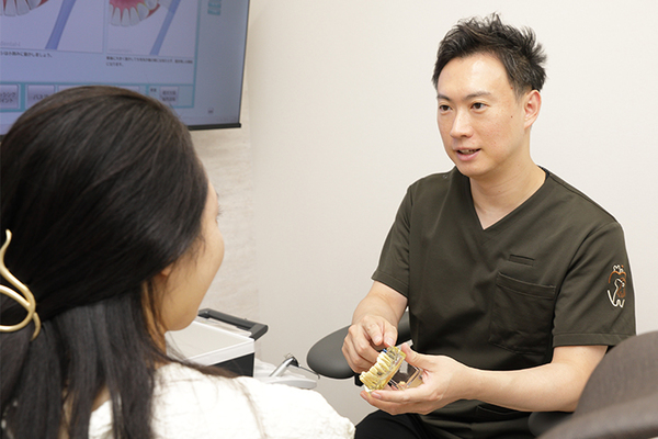 南堀江おとなこども歯科クリニック 歯周病治療の重要さについて詳しく話す森理事長