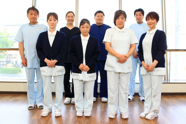 かがみ整形外科・外科　 チームで協力して患者を支えるクリニックだ