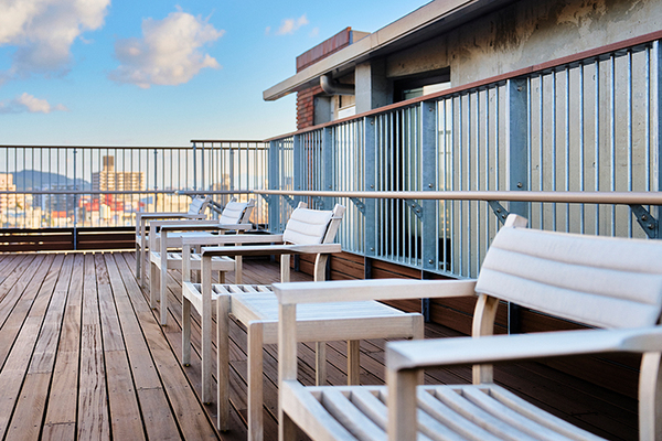 医療法人 原内科循環器科クリニック 八幡の街を望む屋上でゆっくりと過ごすこともできる