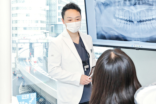 〜眠れる森の歯科〜Dr.Lデンタルクリニック渋谷神泉 治療イメージなどの説明には大きなモニターを使用