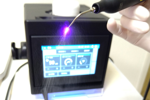 なのはな歯科医院 ブルーラジカルレーザーによる治療を導入し、患者の負担を軽減